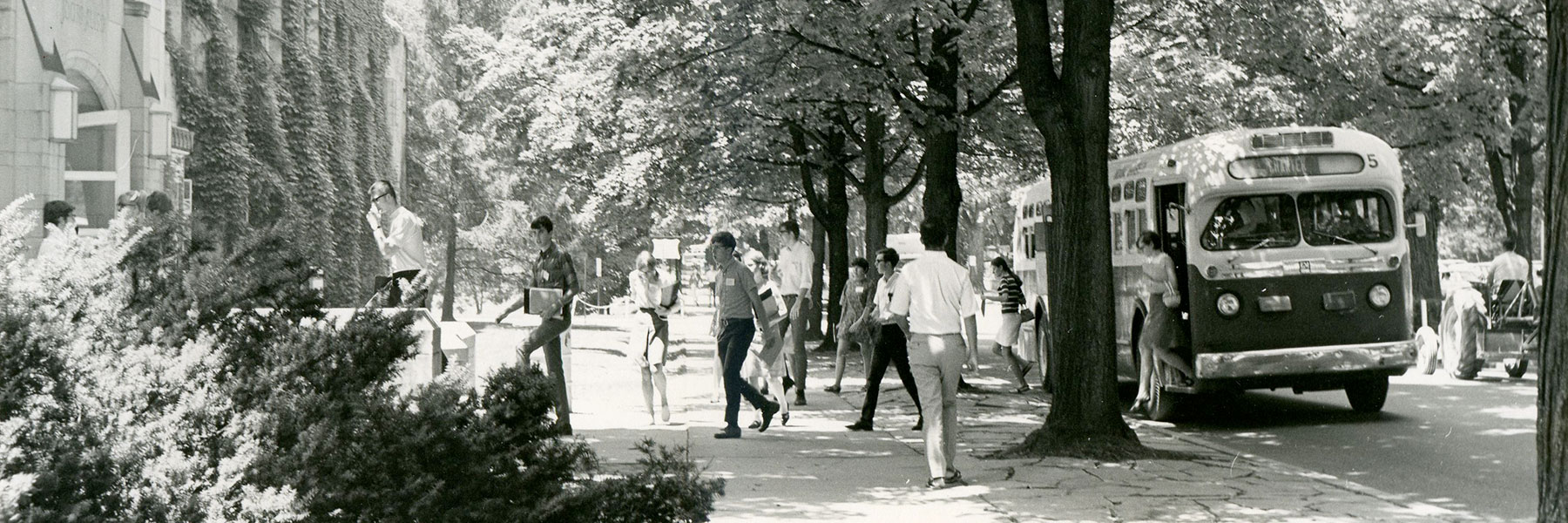 old black and white image of students arriving by bus to ernie pyle hall