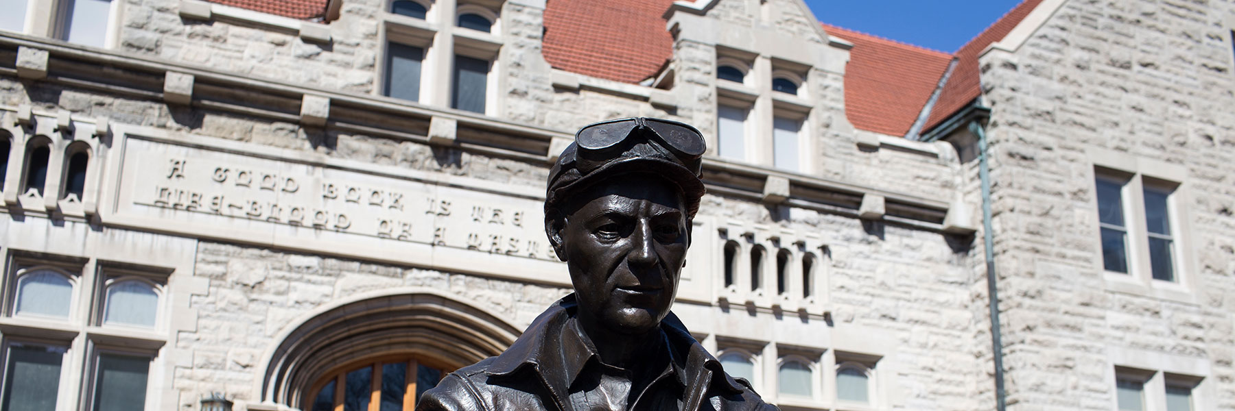 ernie pyle statue in front of franklin hall